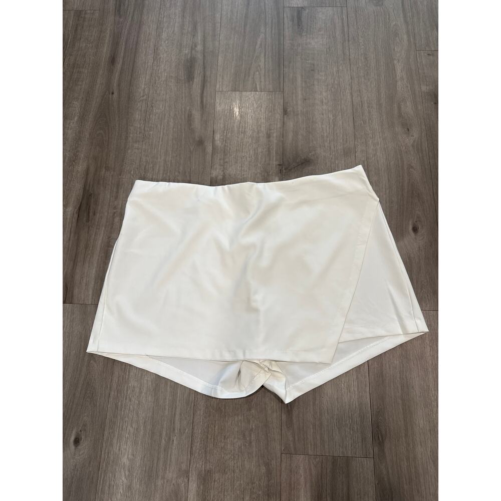 Torrid Refined Crepe Pull on Asymmetrical Skort in Cloud Dancer Women's Sz 4